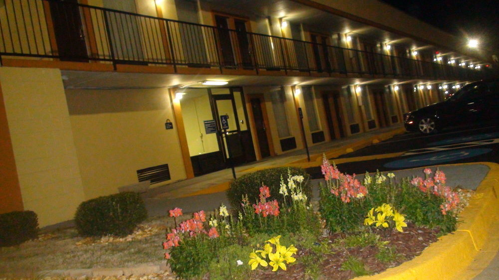 Days Inn By Wyndham Madison Exteriér fotografie