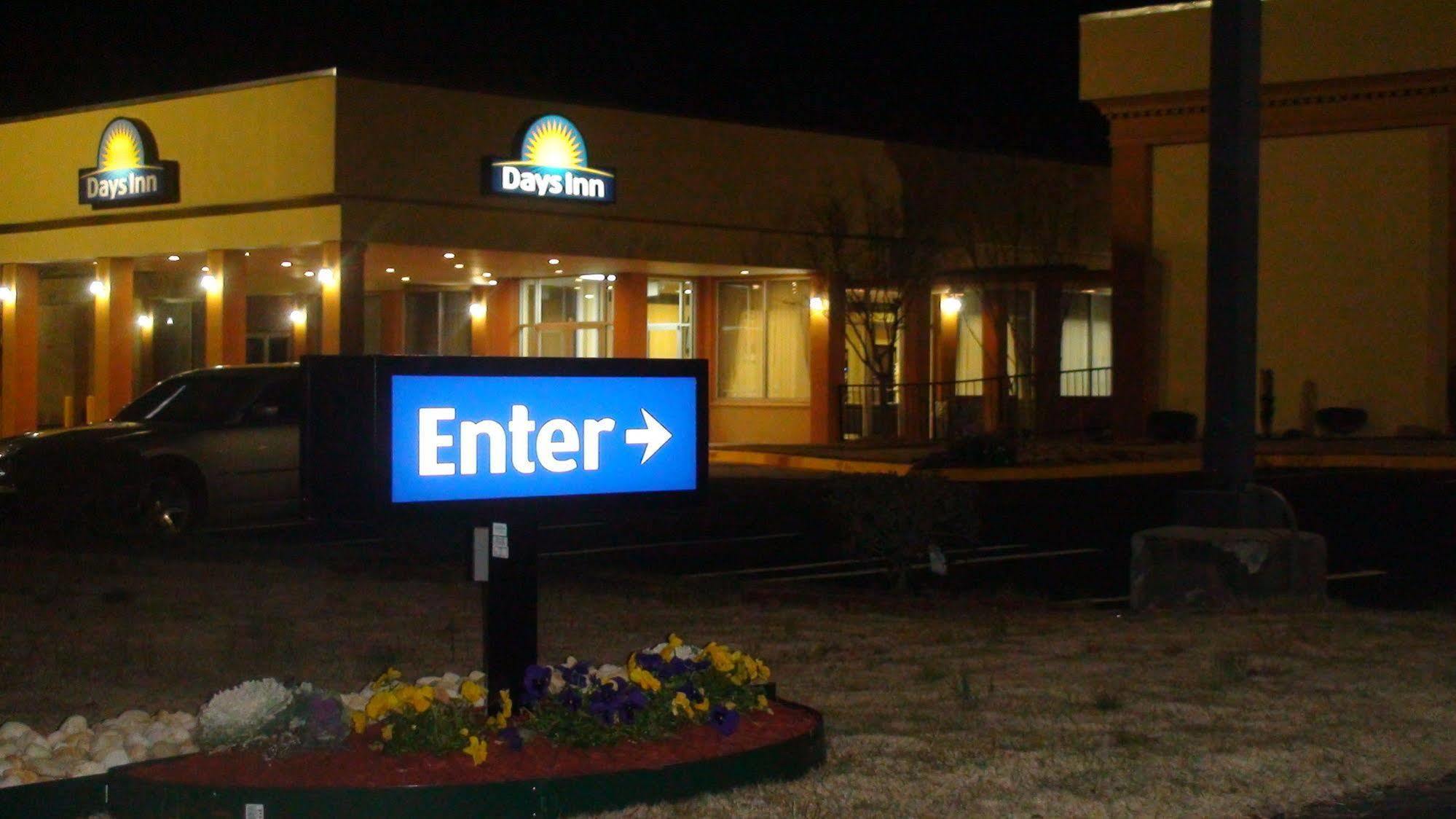 Days Inn By Wyndham Madison Exteriér fotografie